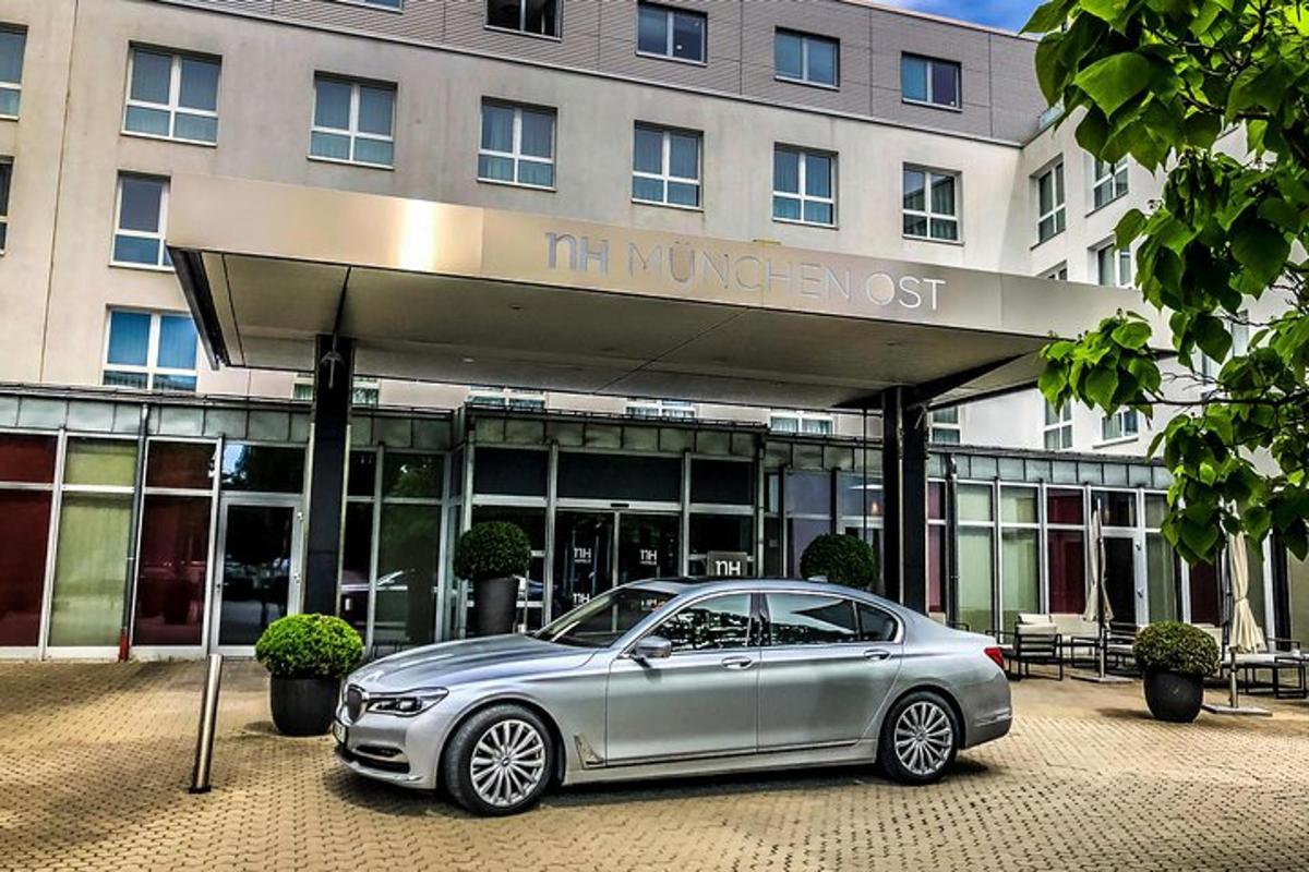un'auto argentata parcheggiata davanti a un edificio