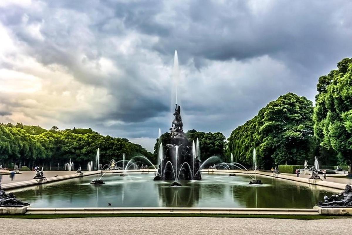 una fontana in un parco sotto un cielo nuvoloso