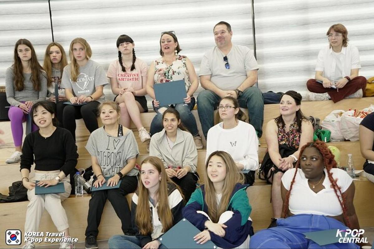 skupina lidí sedících v davu
