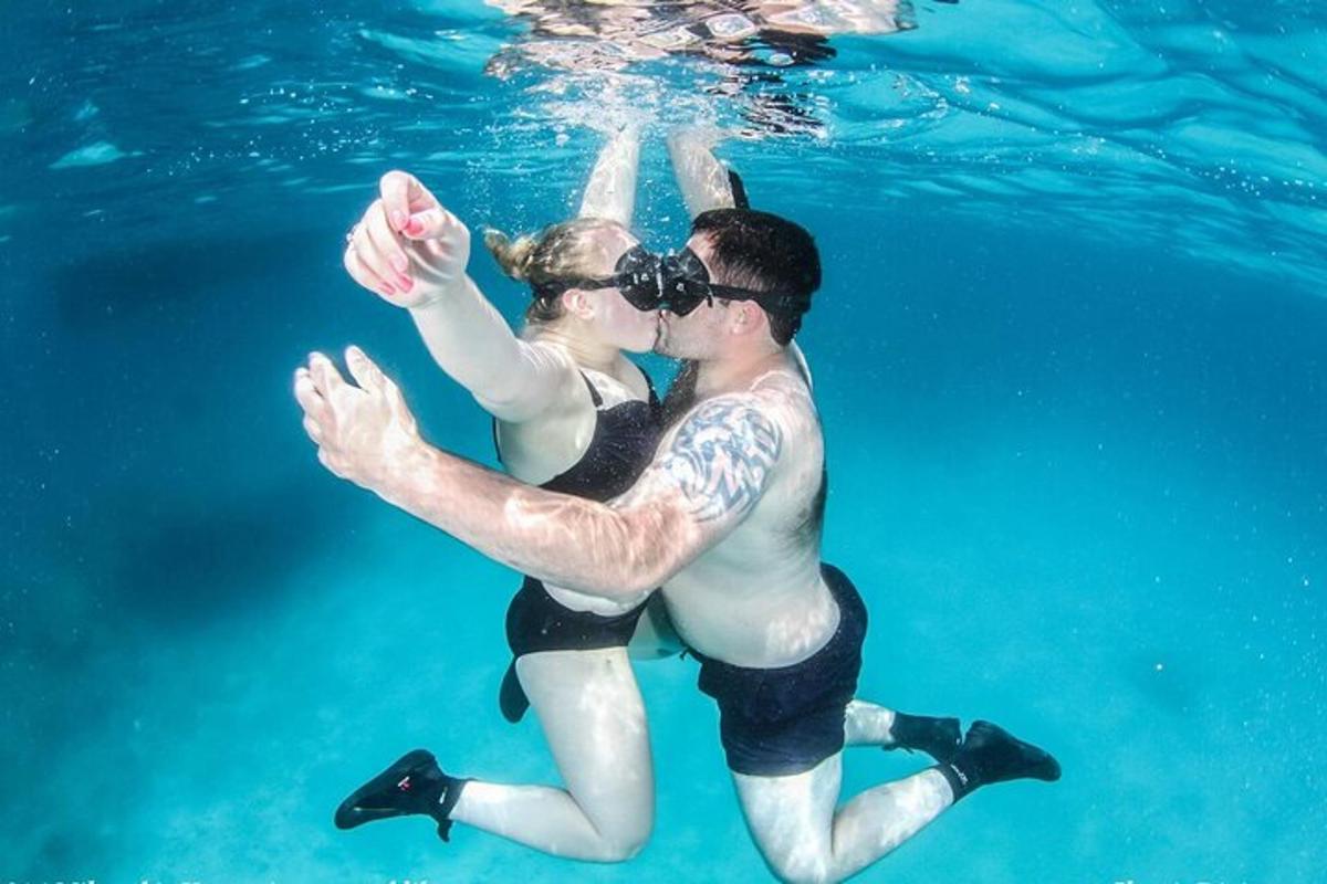 un uomo e una donna che nuotano nell'acqua