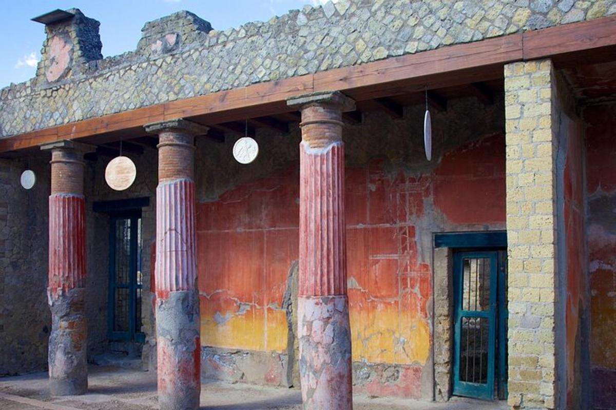 ένα παλιό κτίριο με κολώνες στο πλάι του