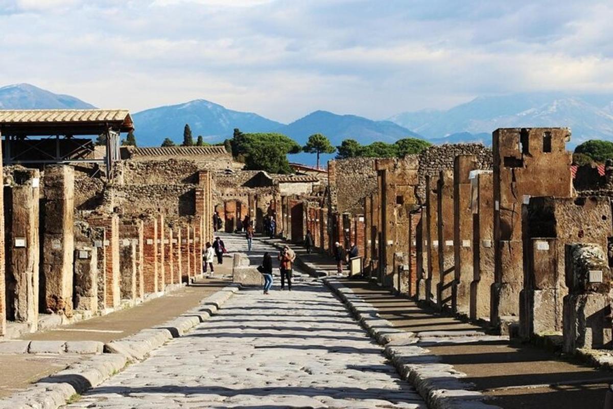 una strada tra le rovine dell'antica città