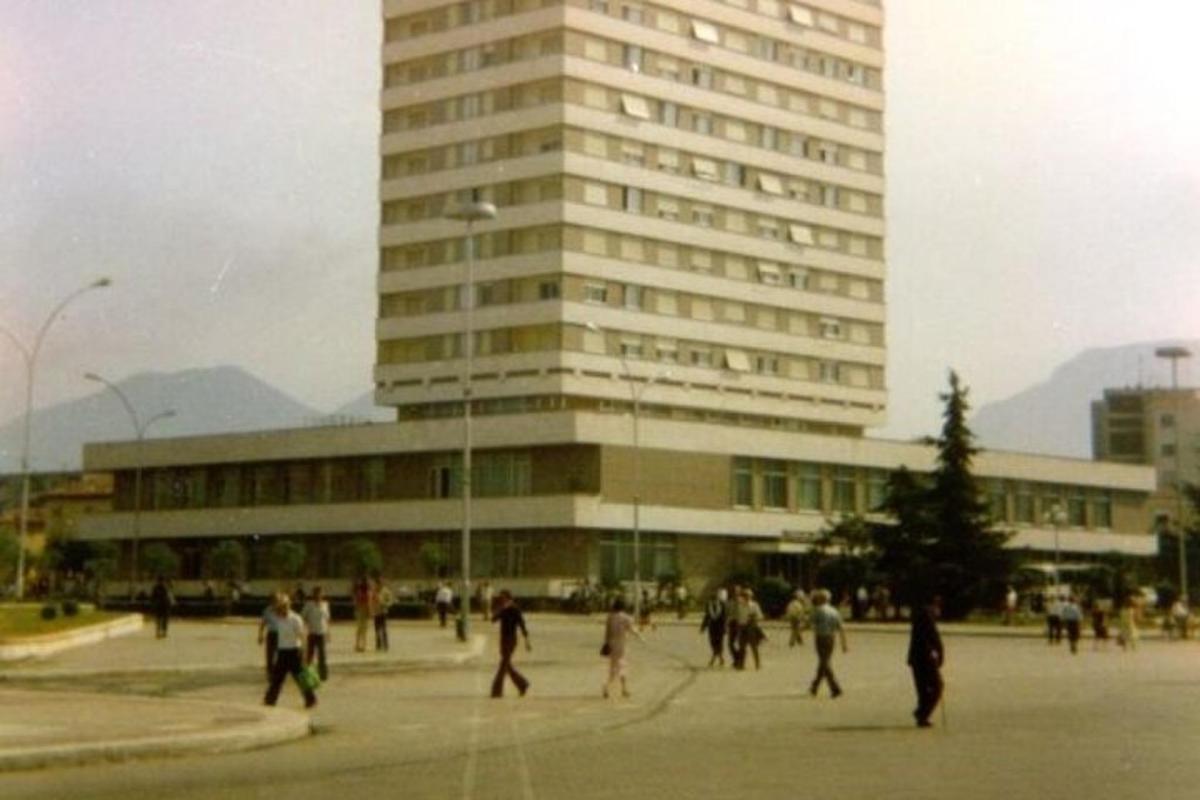 μια ομάδα ανθρώπων που περπατούν μπροστά από ένα κτίριο