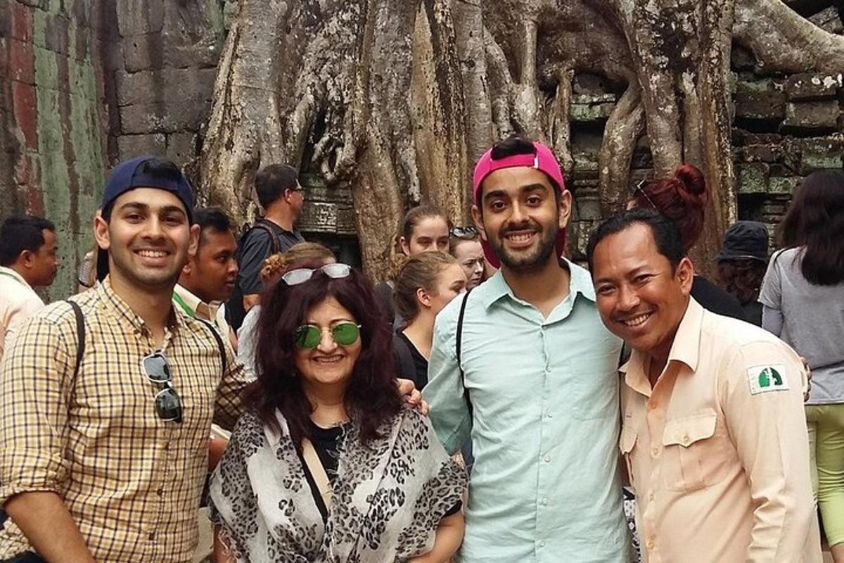 sekumpulan orang berdiri di hadapan pokok