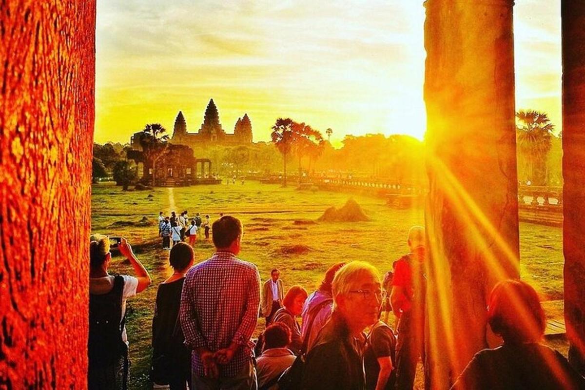 sekumpulan orang berdiri di hadapan lukisan
