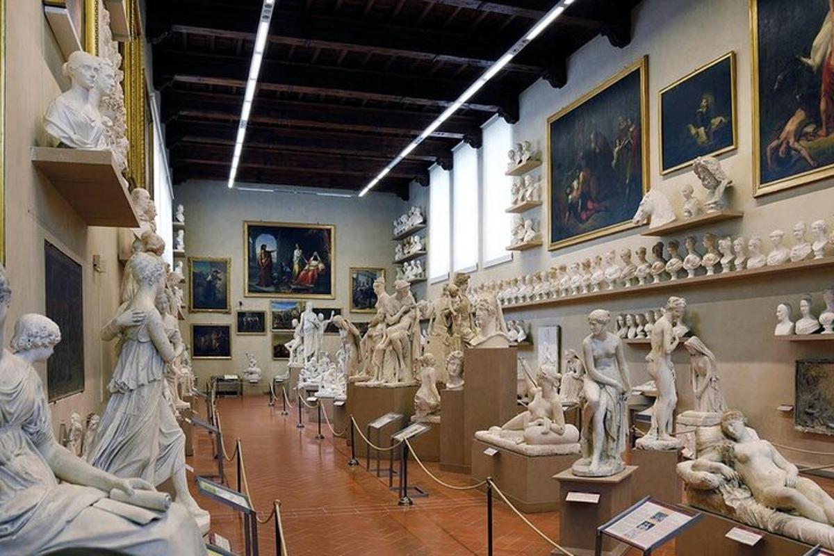 una stanza piena di statue di persone in un museo
