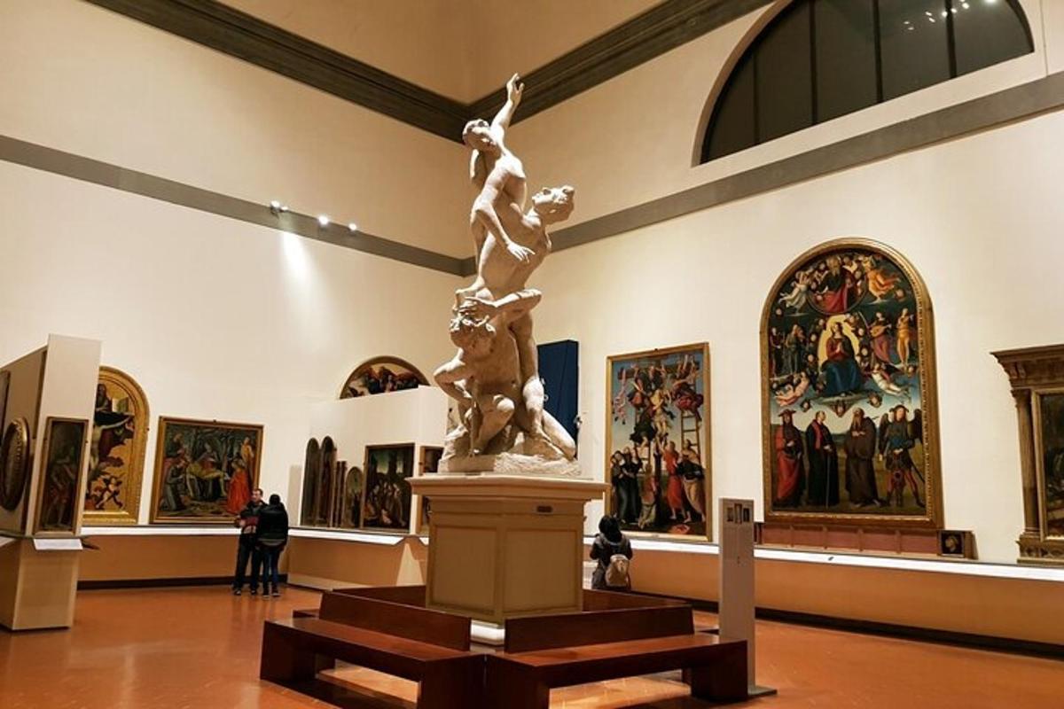 una statua in un museo con dipinti alle pareti