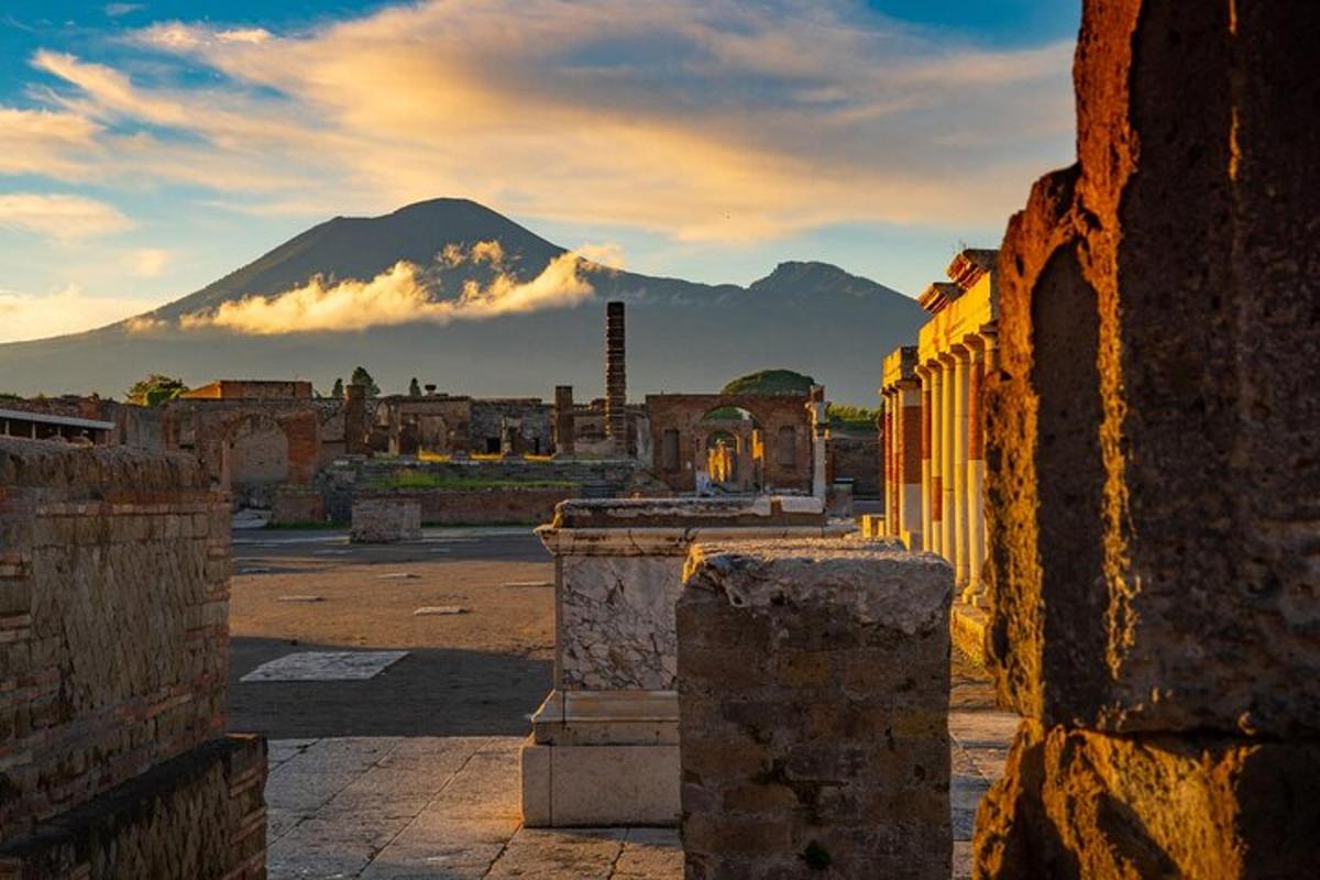 una vista di una montagna con vista di una città