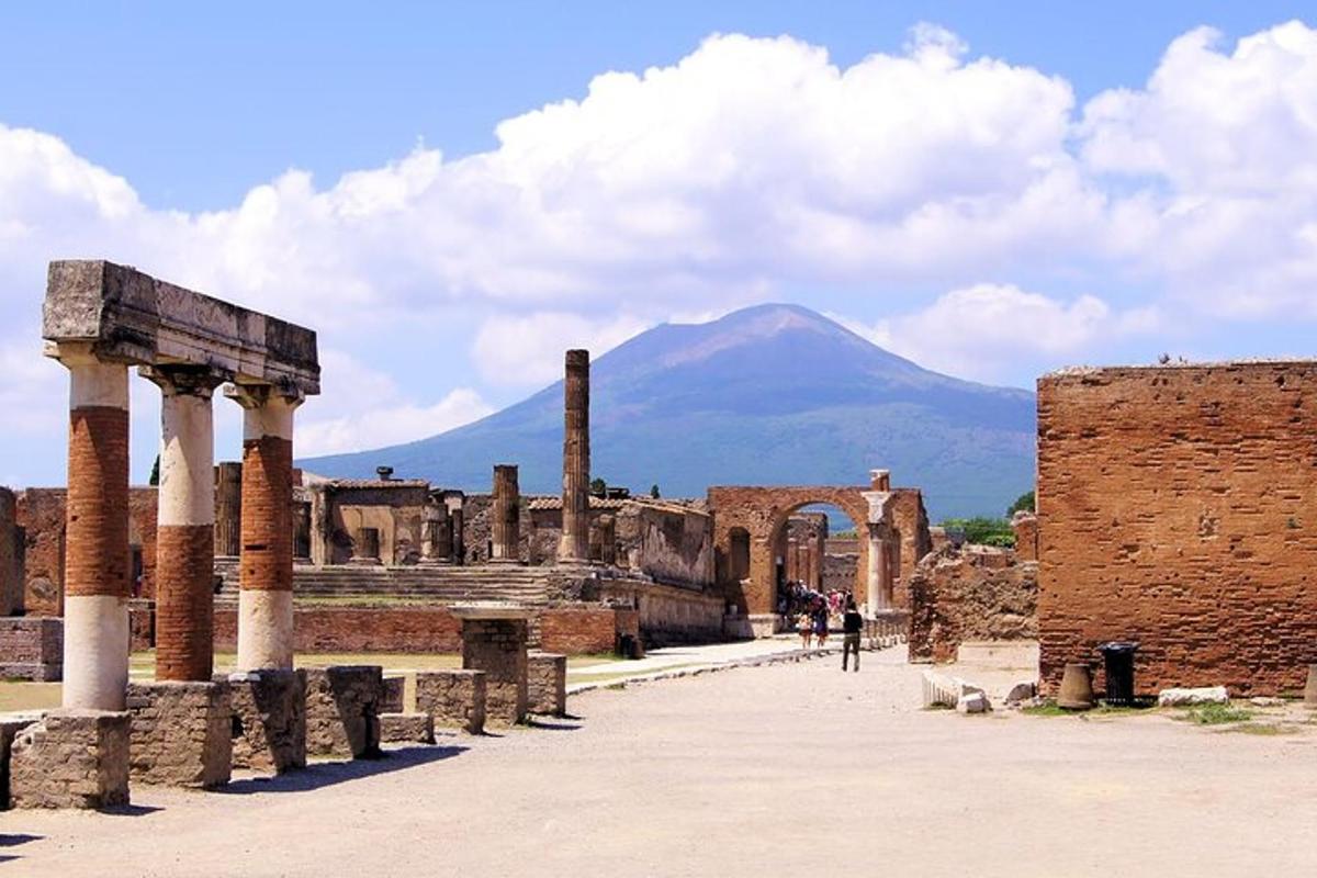 un gruppo di persone che cammina tra le rovine di un edificio