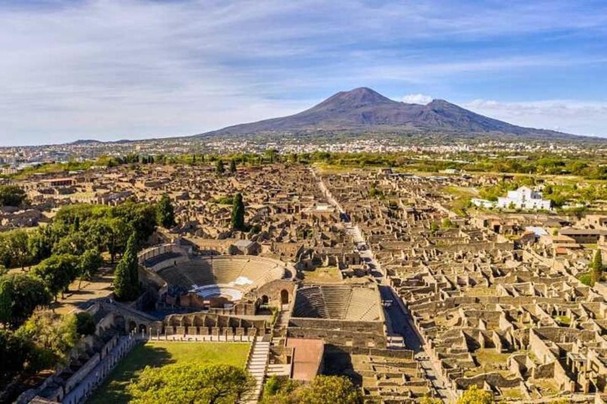 pemandangan udara bandar dengan latar belakang gunung