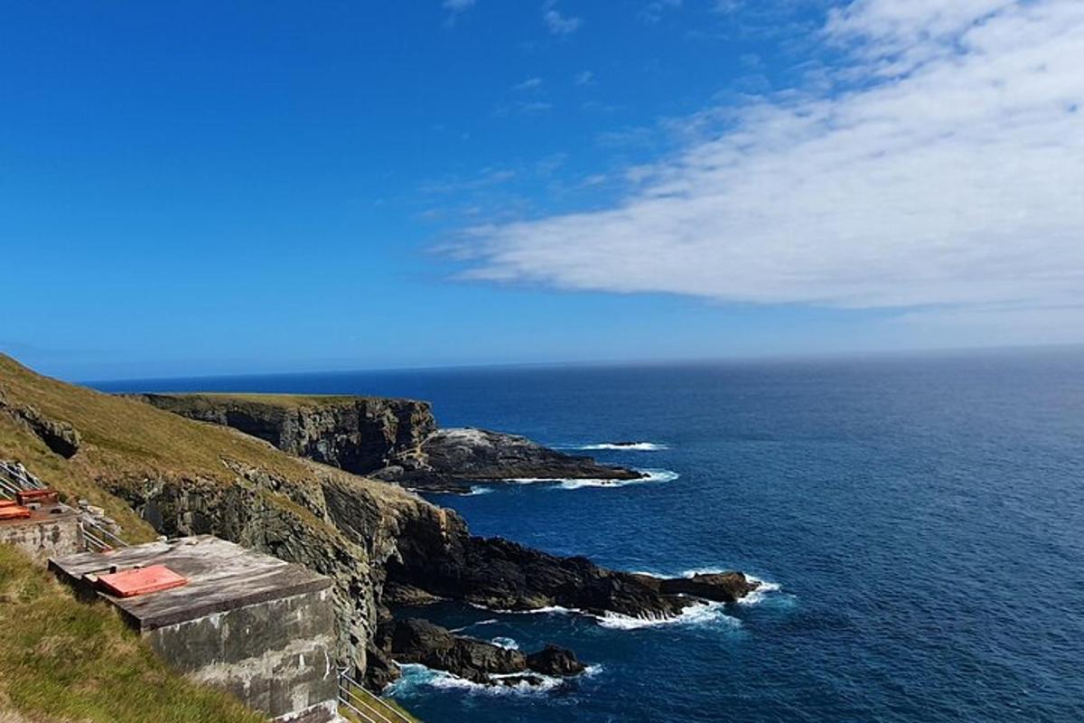 pohled na oceán z útesu