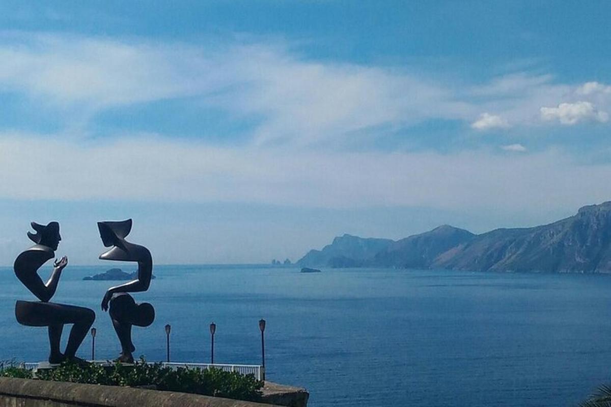 statua dwóch osób patrzących na wodę