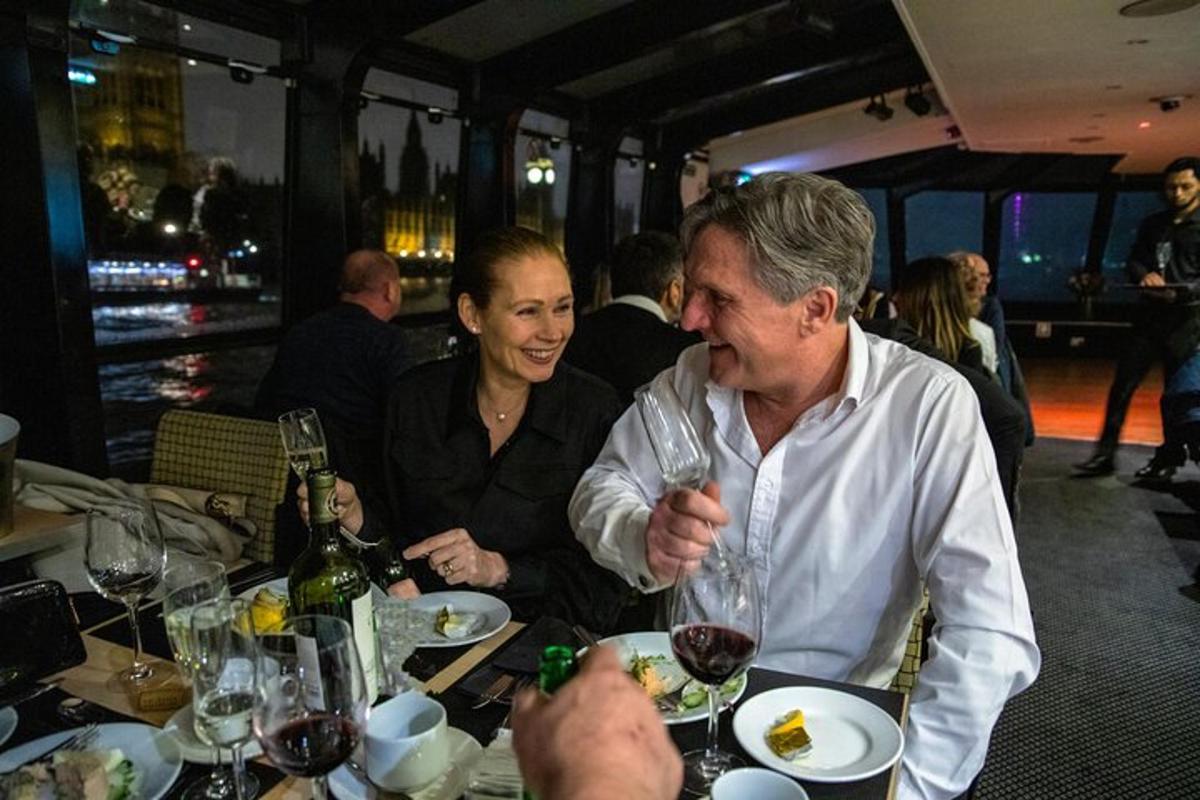 muž a žena sedící u stolu se sklenicemi na víno
