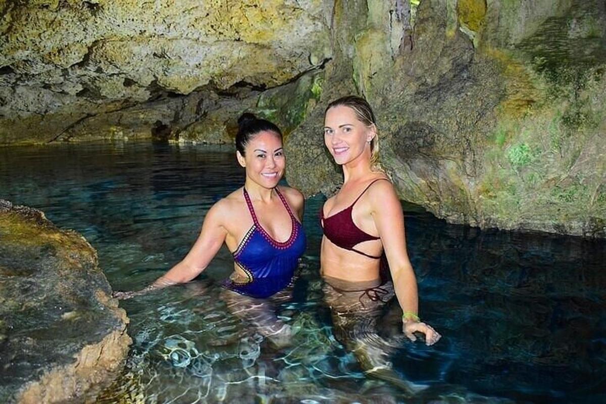 две жене стоје у базену воде у пећини