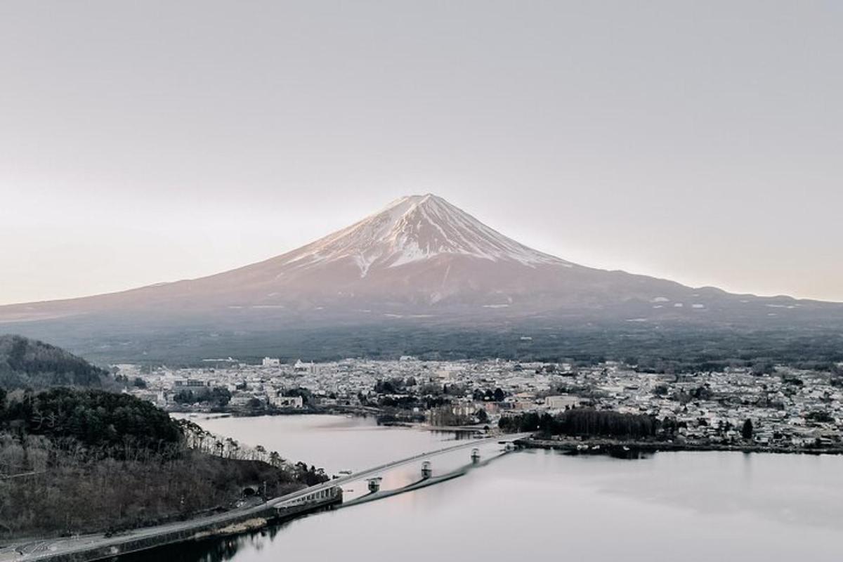 uma vista de uma montanha com uma cidade e um rio