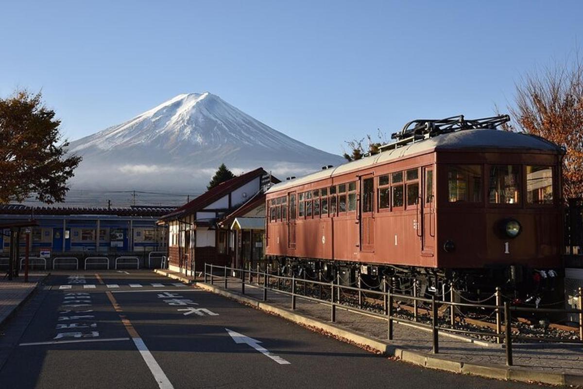 um trem nos trilhos com uma montanha ao fundo