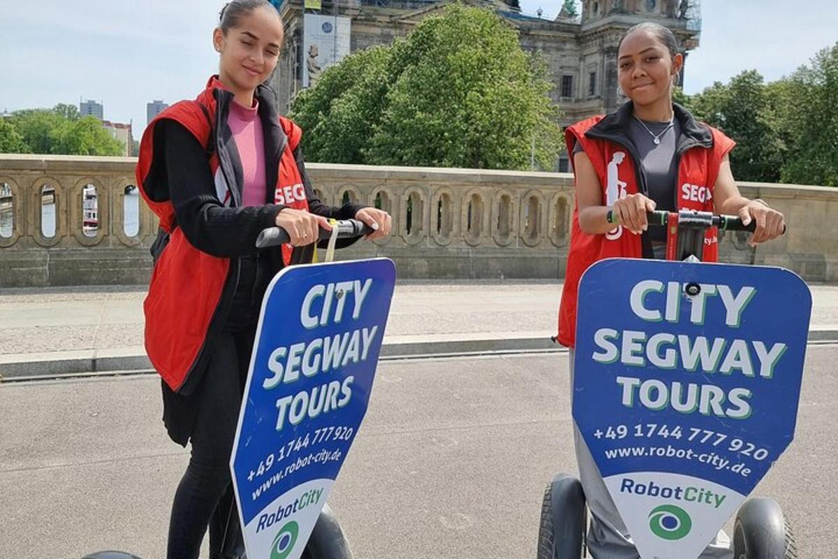 kaks naist sõidavad tõukeratastega, millel on City Seymour Toursi sildid