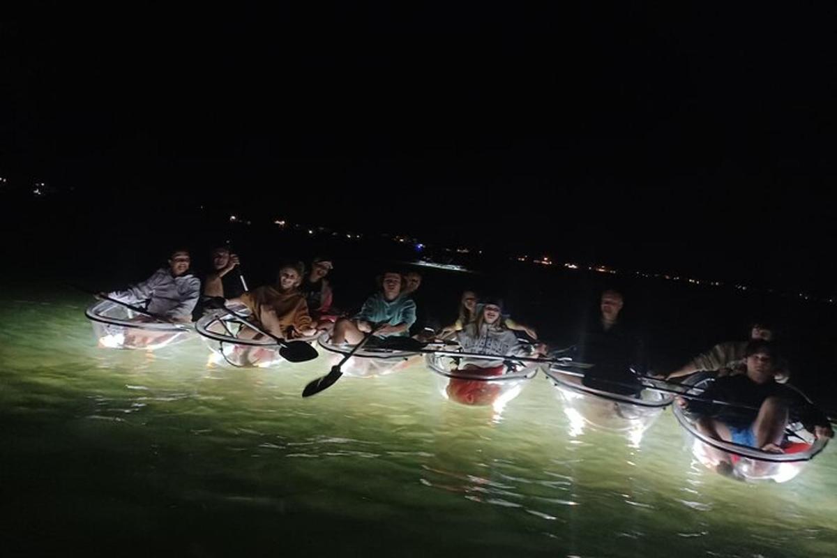 กลุ่มคนกำลังพายเรืออยู่ในน้ำ