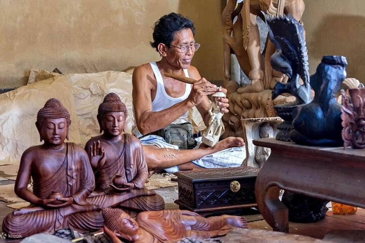 Un hombre sentado en una habitación con estatuas de oficiantes.