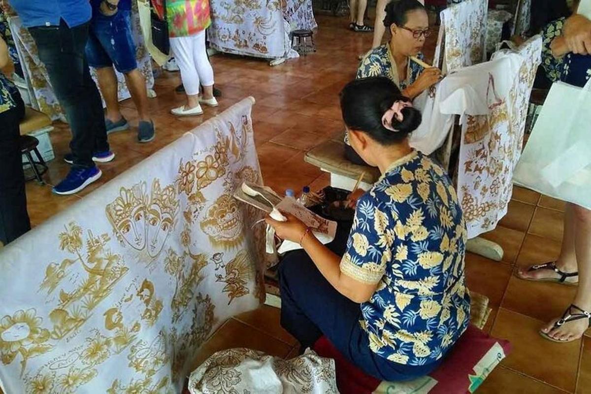 una mujer sentada en el suelo leyendo un libro