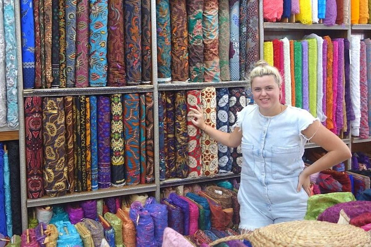 Una mujer parada frente a una exhibición de corbatas