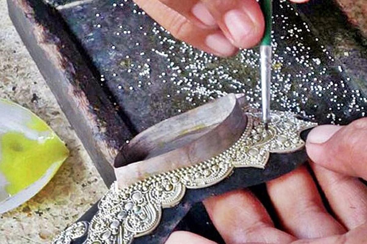 una persona cortando un trozo de comida con un cuchillo