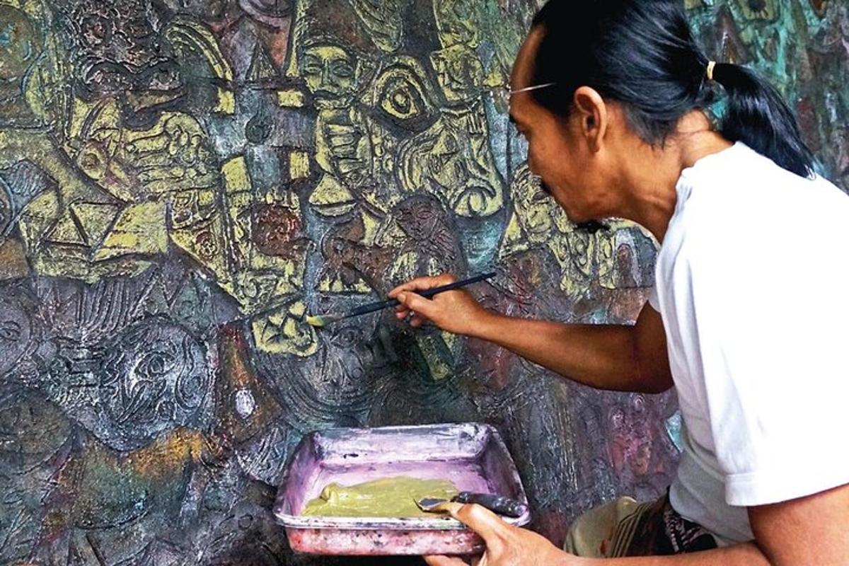 una mujer pintando una pared con un pincel