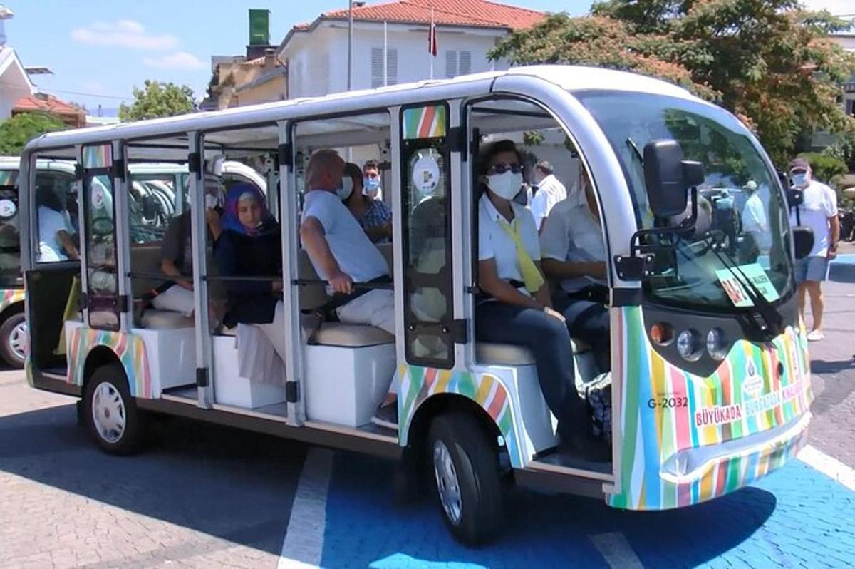 autobus s lidmi sedícími uvnitř