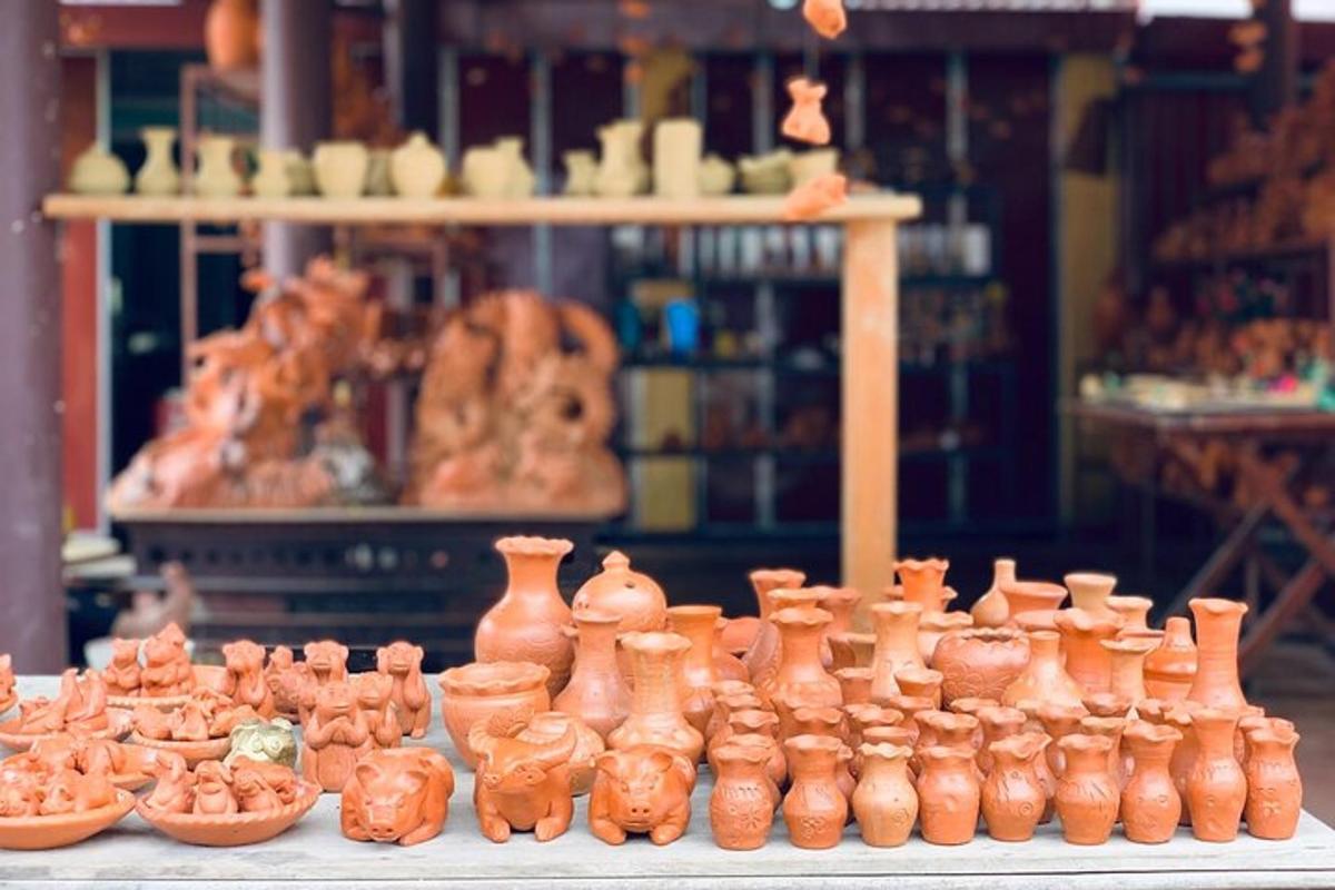 una mostra di vasi di argilla su un tavolo in un negozio