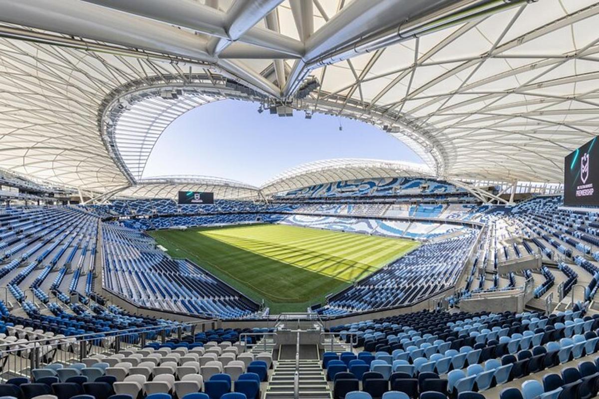 un estadio con un campo de fútbol en el medio