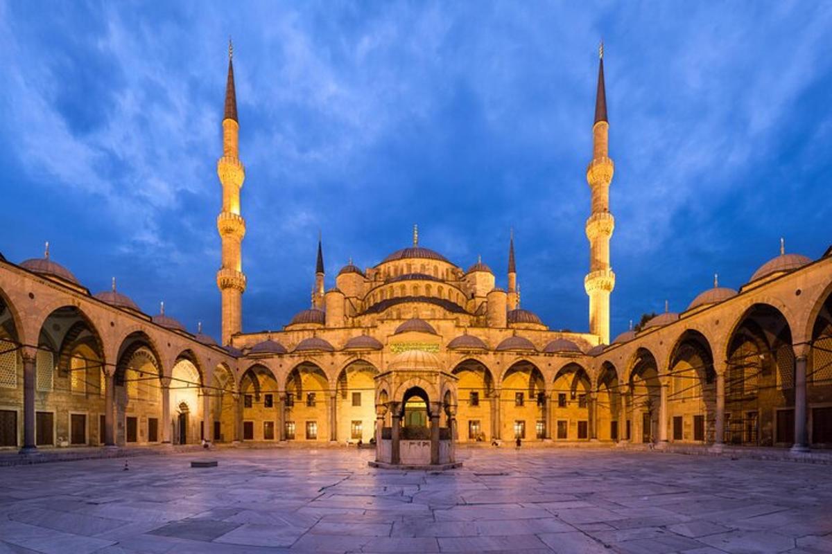 sebuah bangunan besar dengan masjid dengan dua menara tinggi