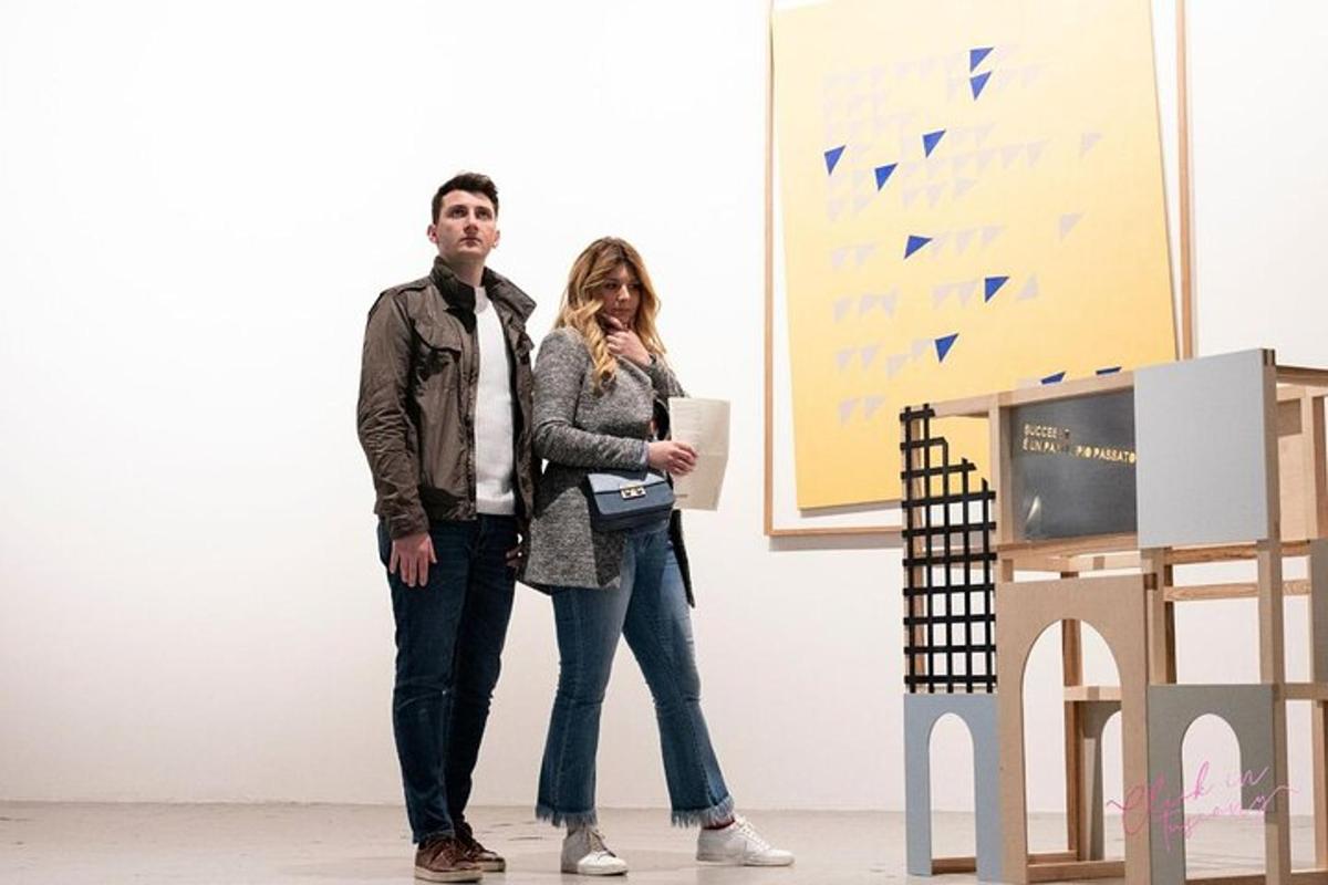 muž a žena stojící před prezentací