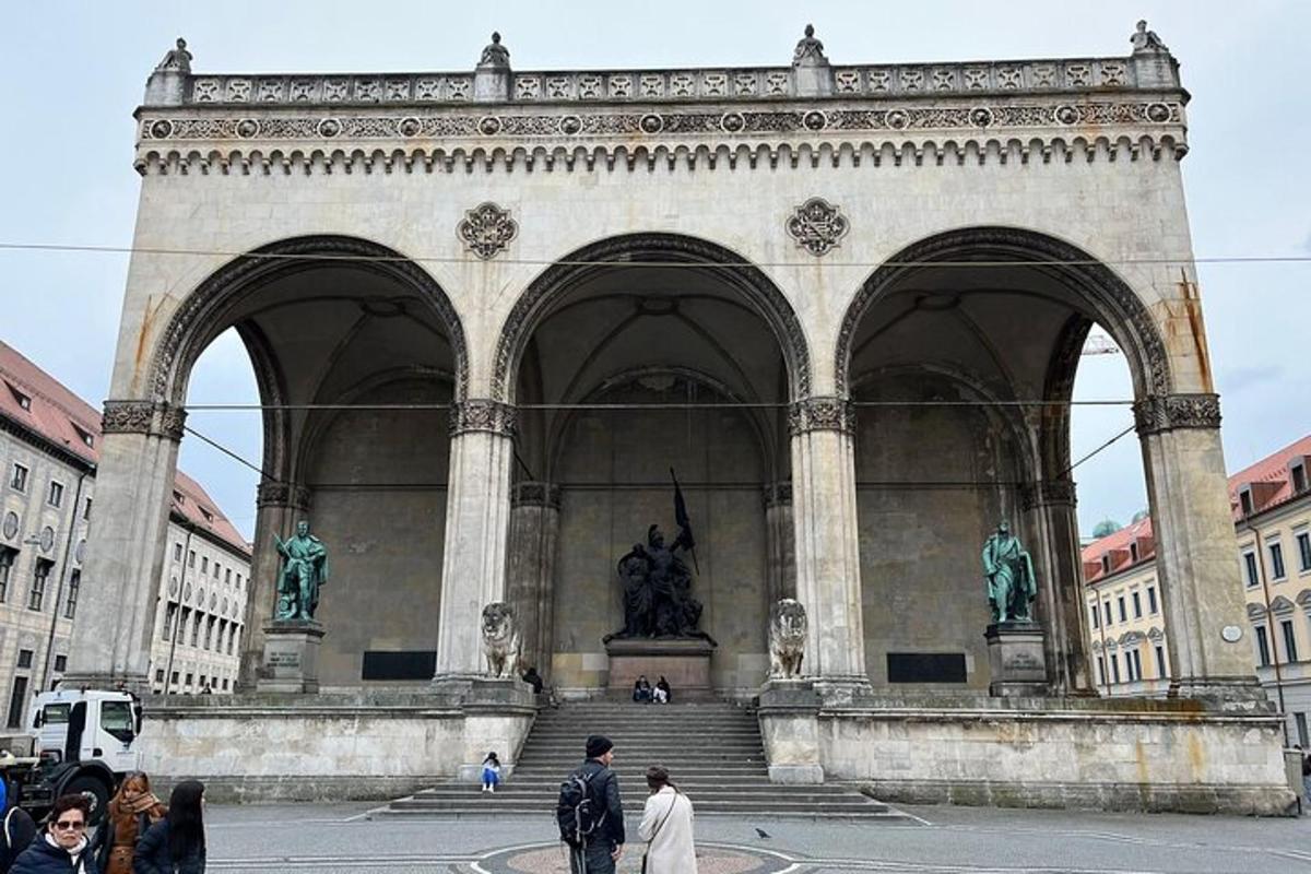 velká budova s lidmi, kteří chodí před ní