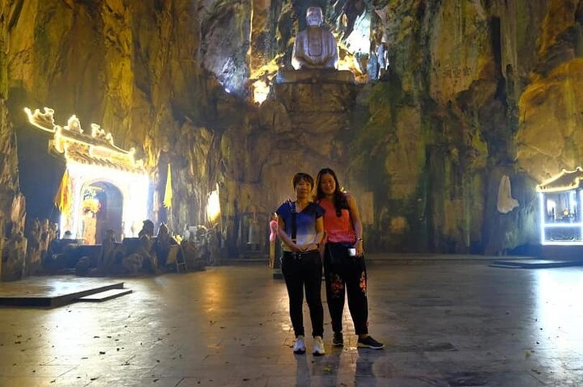 Dos personas de pie en una habitación en una cueva.