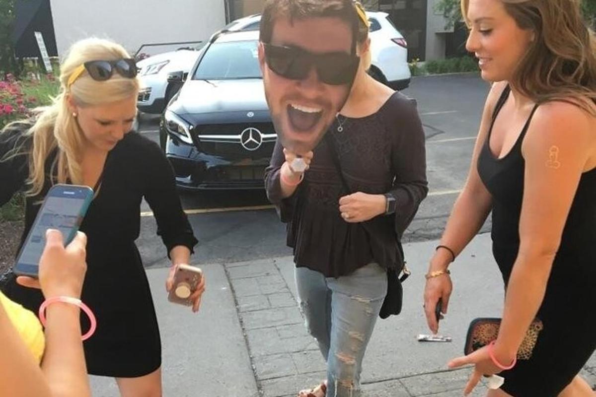 un uomo e due donne camminano per strada