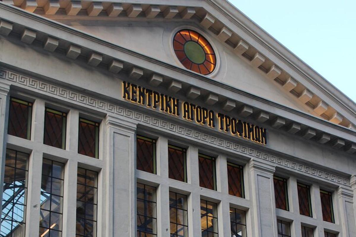 bangunan dengan jam di bahagian atasnya