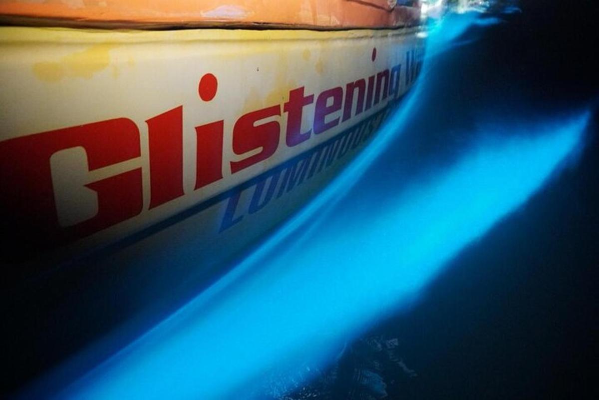 detailní záběr na láhev energetického nápoje