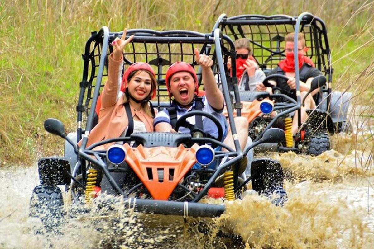 skupina lidí jedoucích na raftu ve vodě