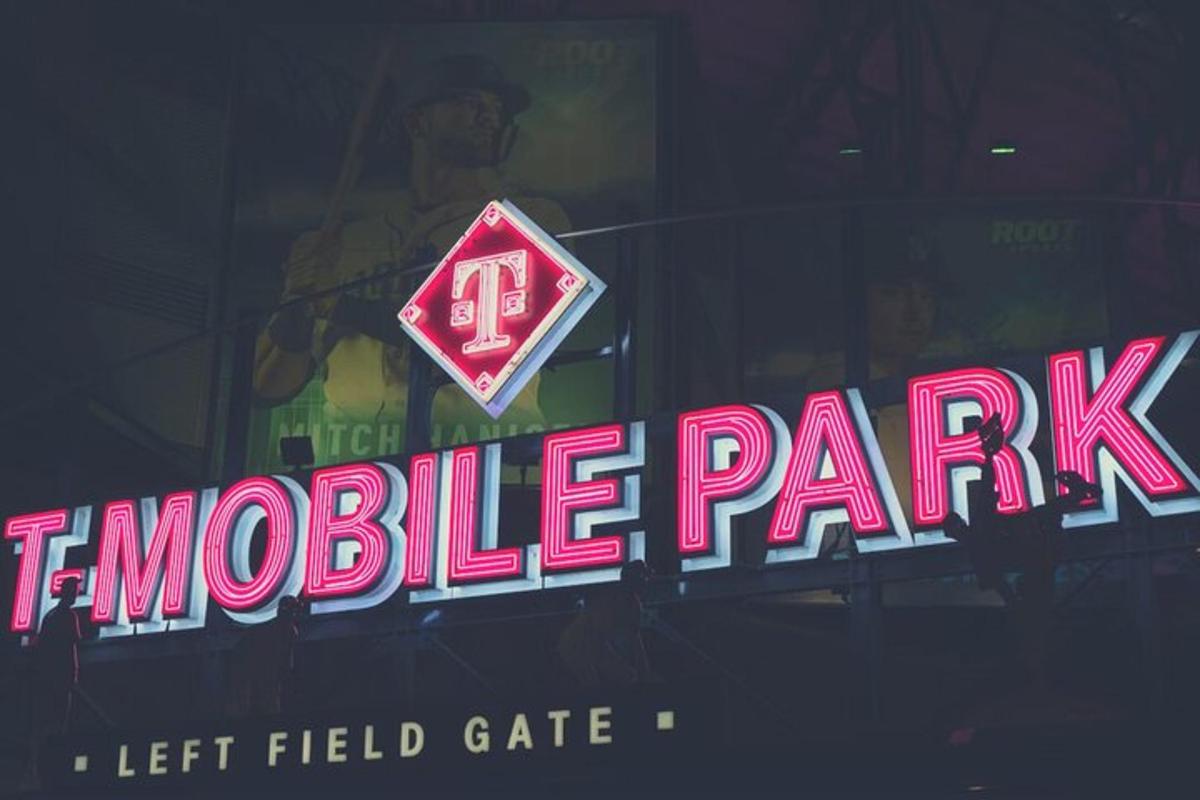 bir binada mlb park yazan neon tabela
