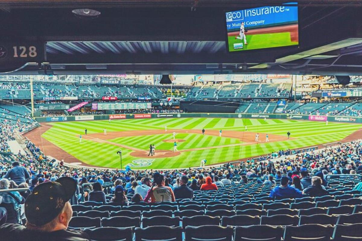 una multitud de personas viendo un partido de béisbol