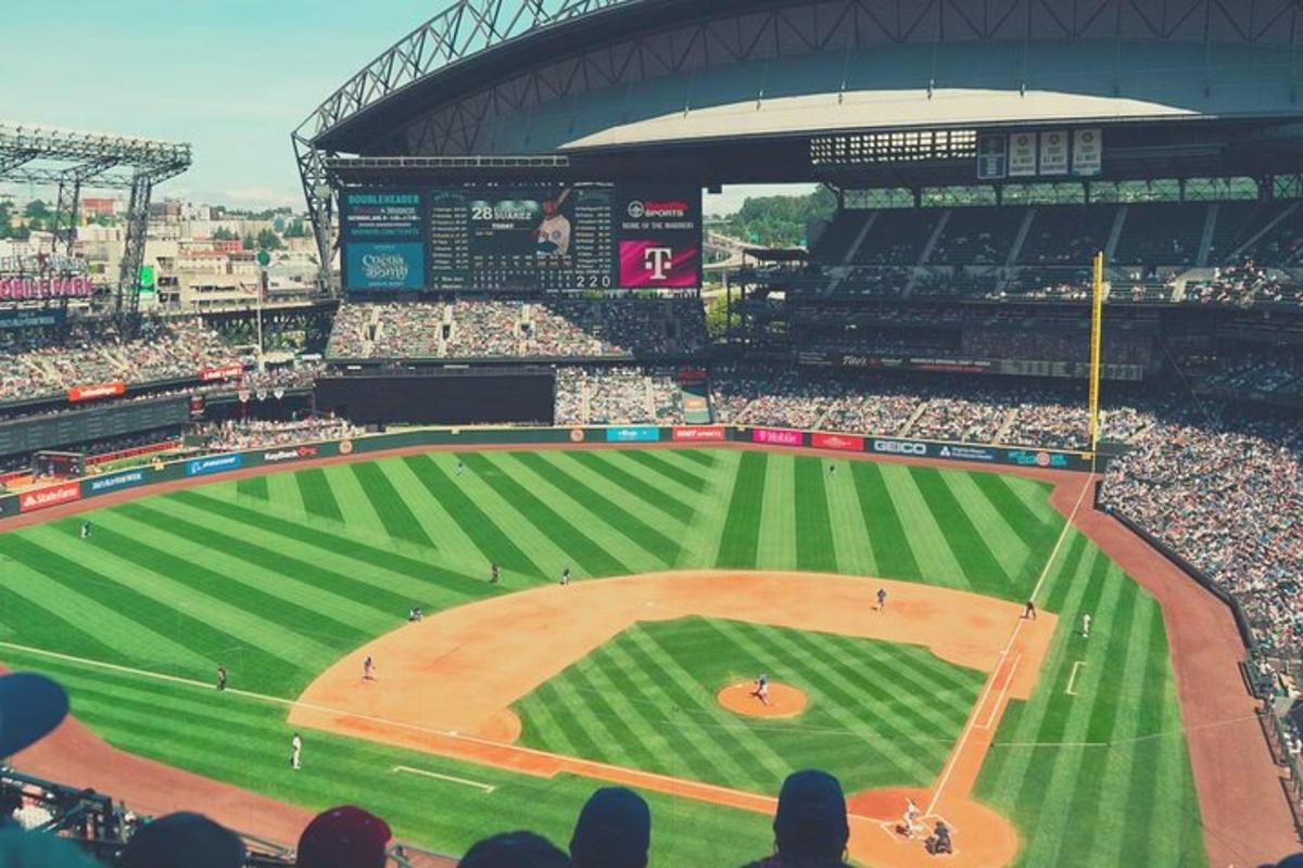 Un estadio de béisbol lleno de gente viendo un partido