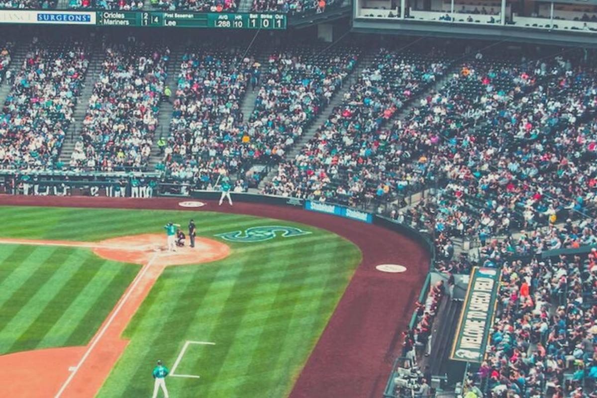una multitud de personas viendo un partido de béisbol