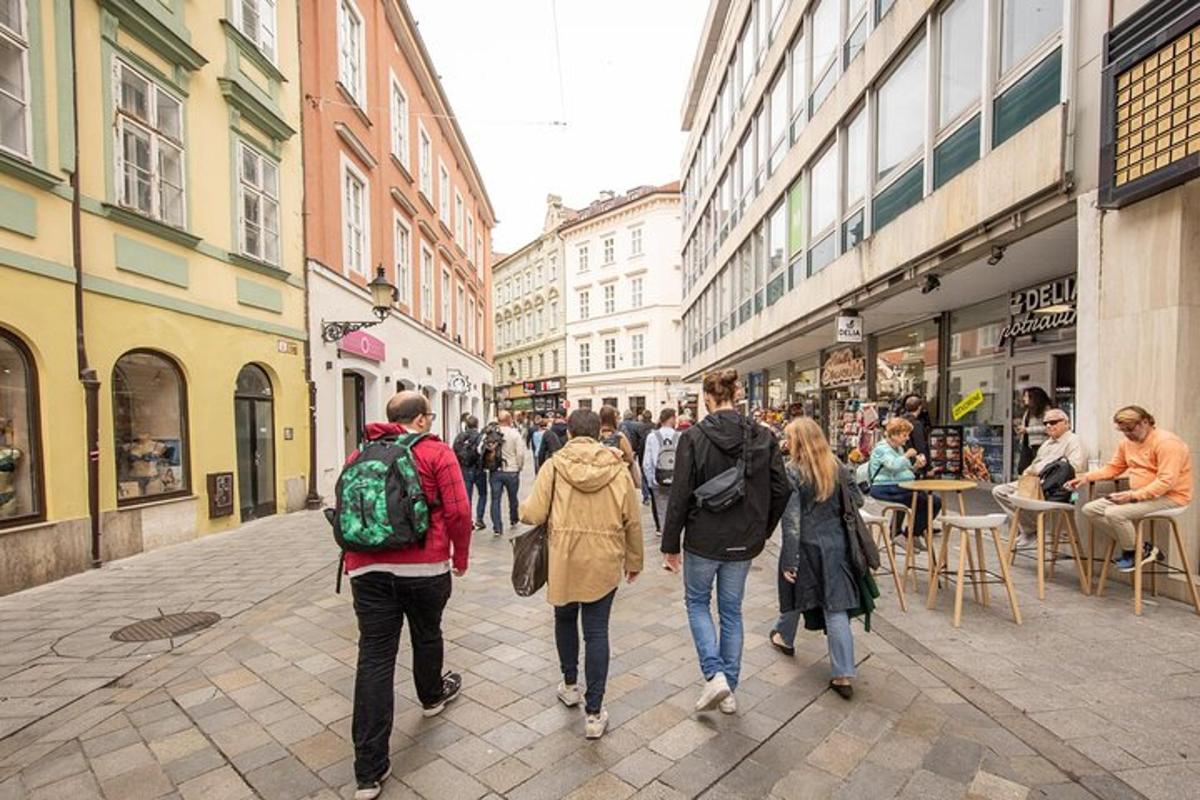 skupina lidí jdoucích po městské ulici