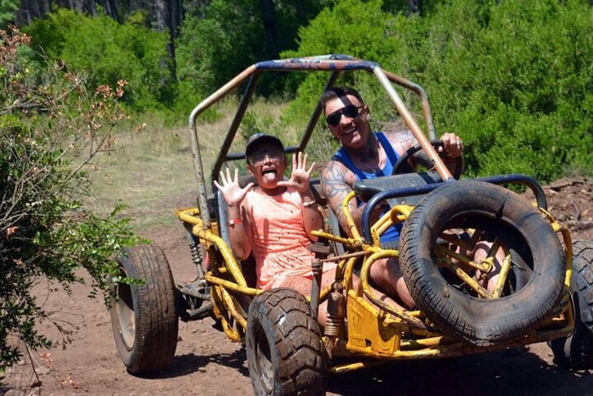 чоловік і дитина у позашляховику