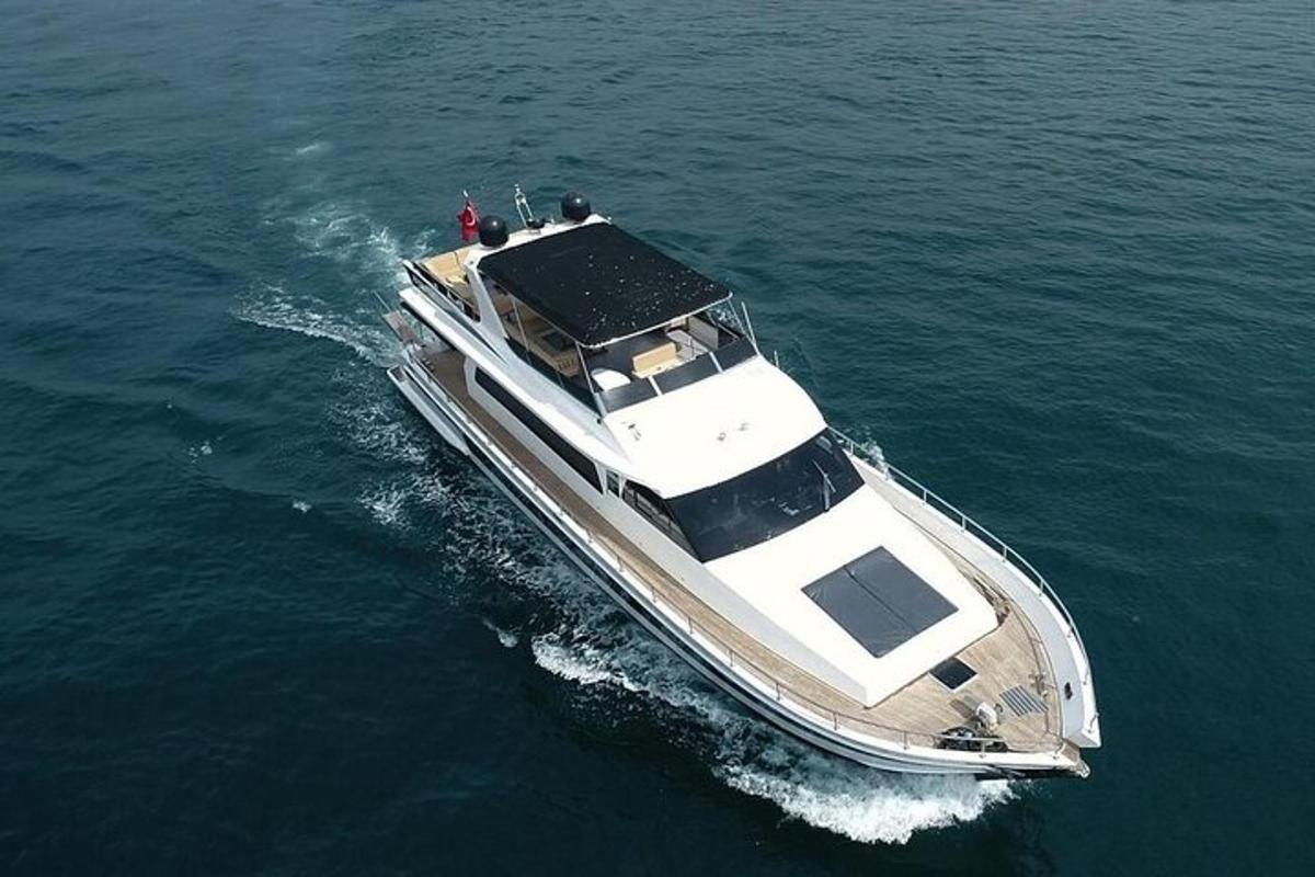 um barco na água com pessoas nele