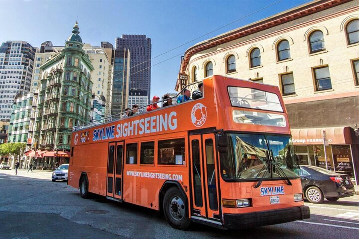 oranžový dvoupatrový autobus jedoucí po městské ulici