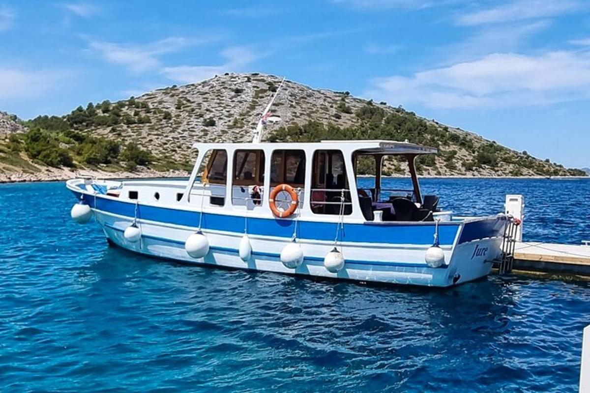 um barco azul e branco estacionado em uma doca na água