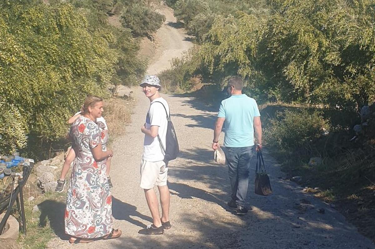 kolmest inimesest koosnev grupp seisab kruusateel