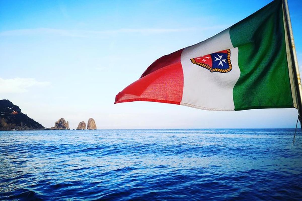 uma bandeira na parte de trás de um barco no oceano