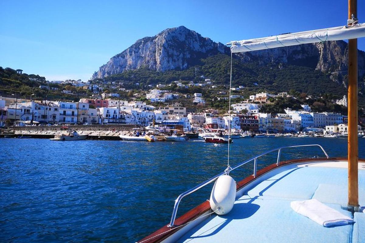 Un barco en el agua con vistas a un puerto.